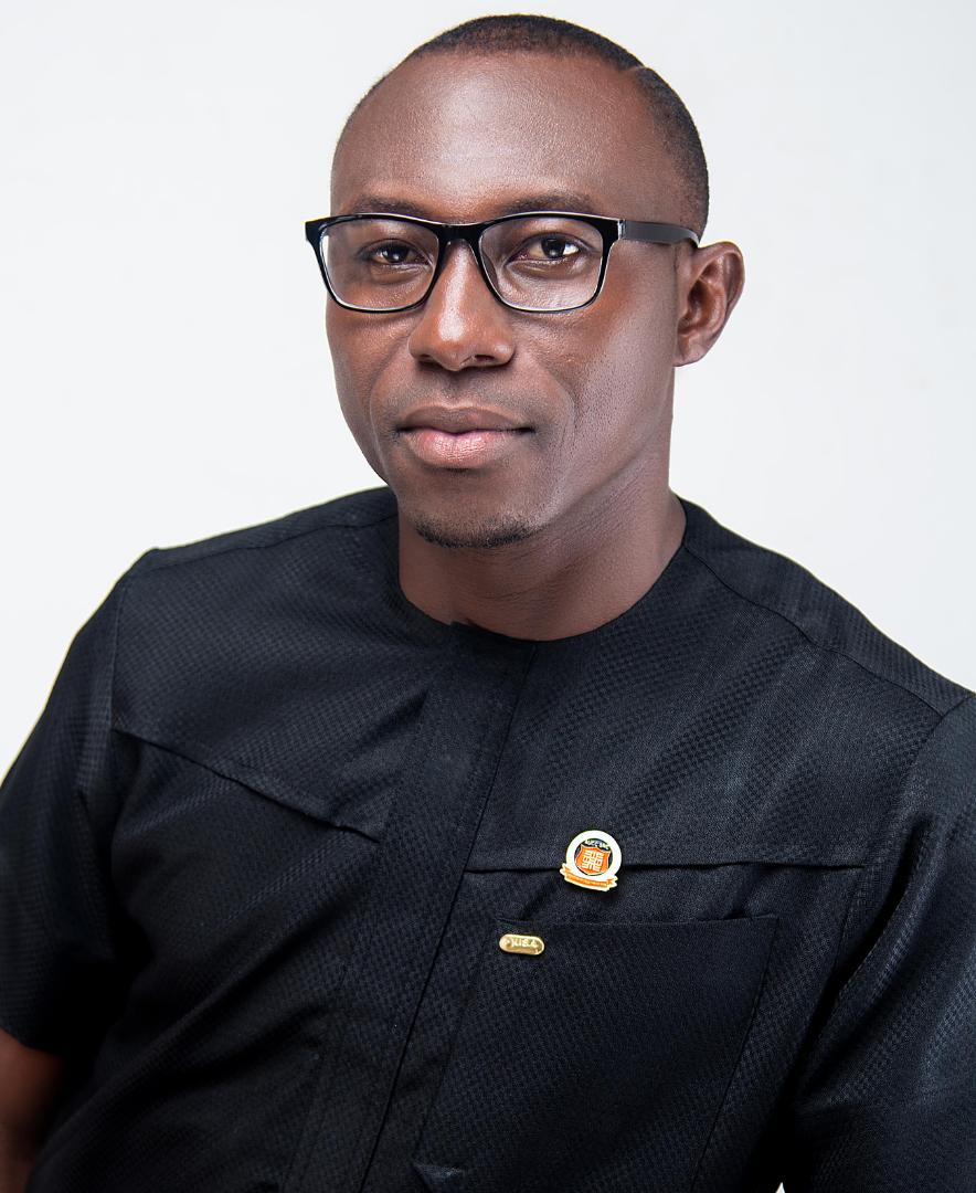 Kassena Nankana West: Maxwell Akanuwe motivates teachers and students with donations